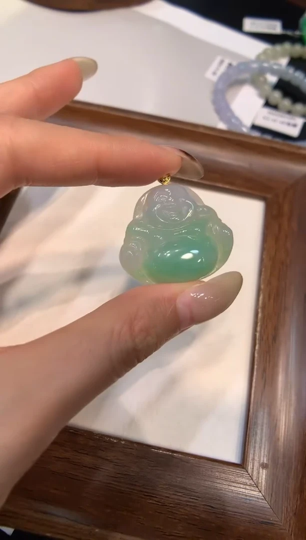 颈饰18K金镶嵌翡翠佛公