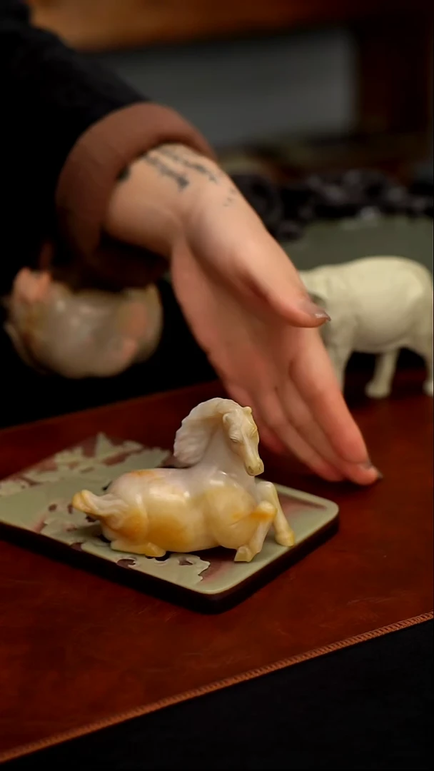 寿山石黄色小马摆件