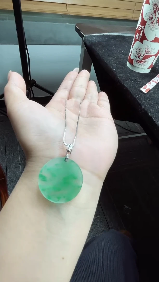 吊坠(赠链)未镶嵌石英质玉（非洲翠）8.81