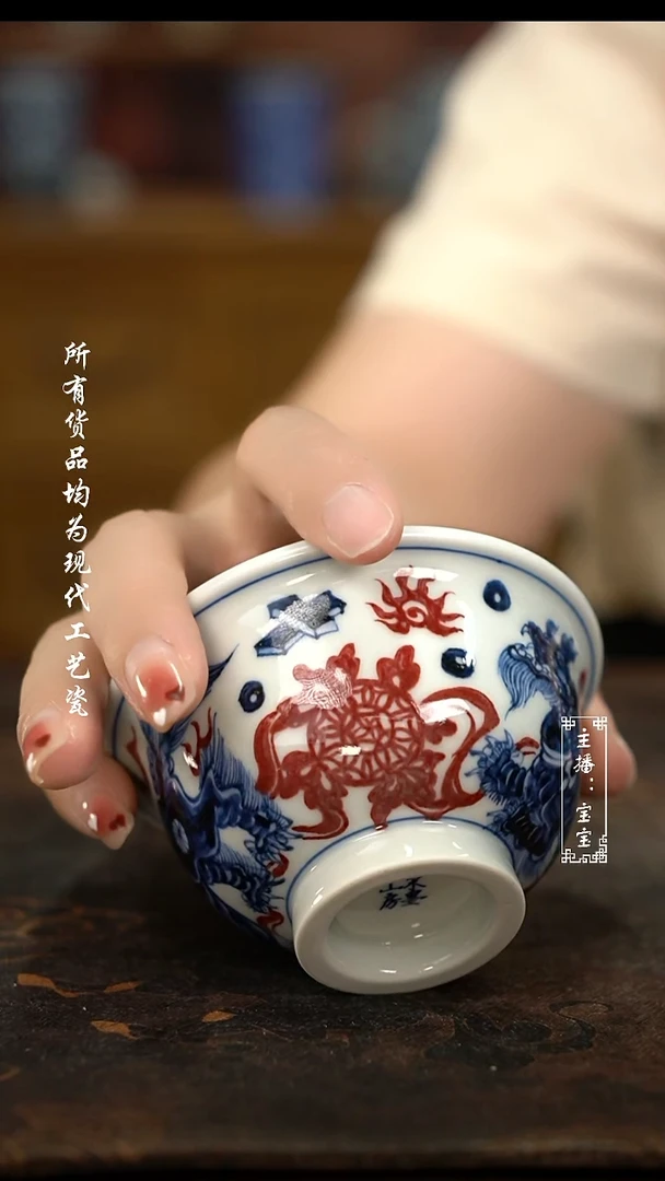 微瑕  福利全手绘高温现代瓷   釉里红狮子滚绣球压手