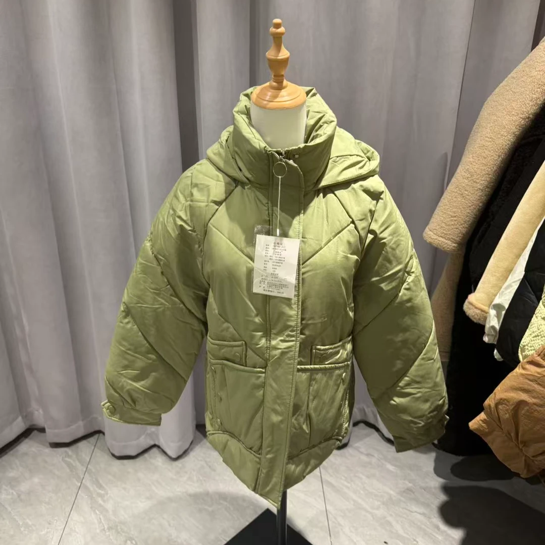 棉服，浅绿色，连帽款，棉填充，冬天穿超暖 可以穿到125斤身高不限制