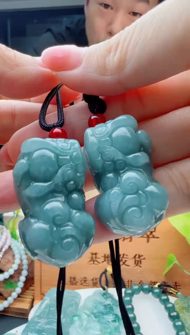 翡翠未镶嵌颈饰多样性发货其中一件