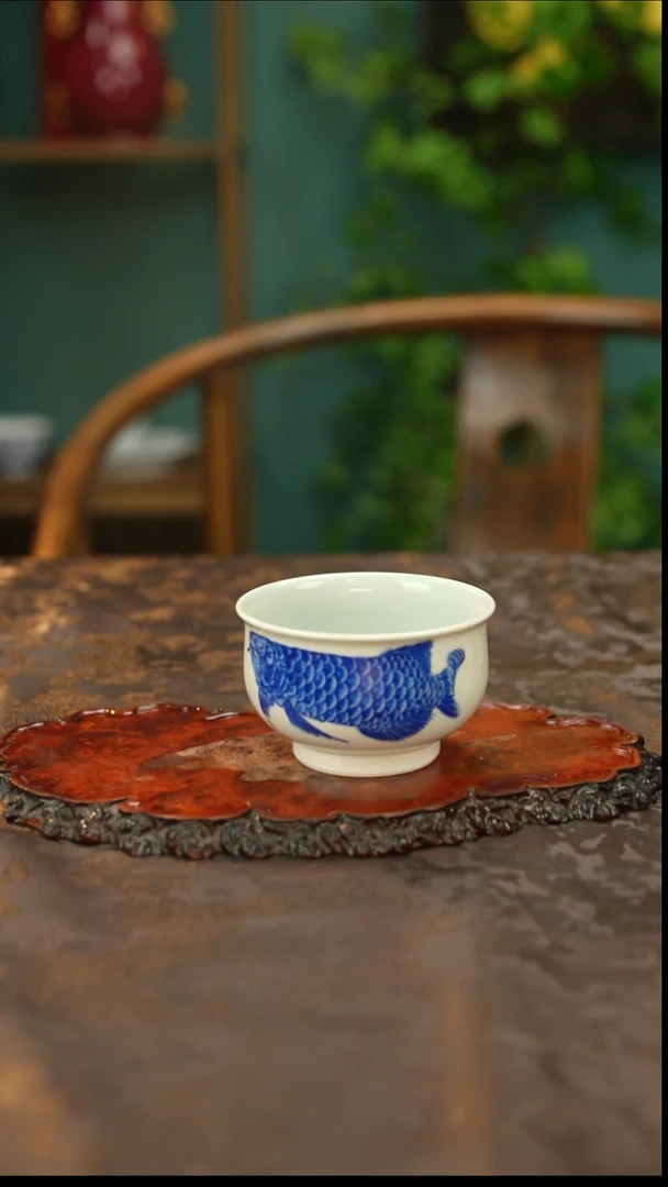 青花手绘金龙鱼主人杯