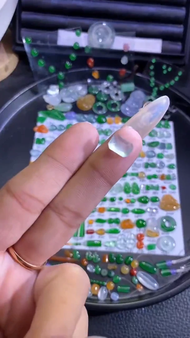 未镶嵌挂件翡翠切割