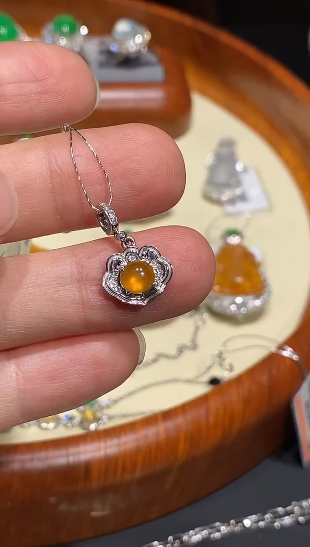 【闪购商品】翡翠颈饰18K金镶嵌吊坠