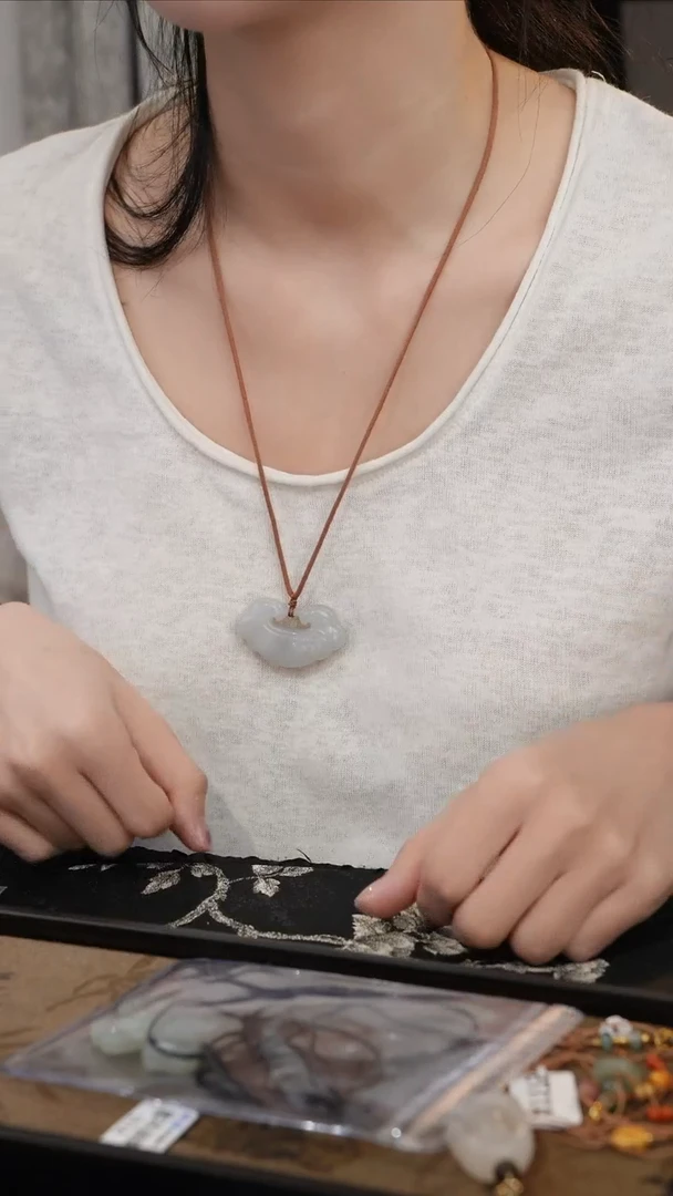 和田玉未镶嵌颈饰冰烟紫祥云编绳多样性发一 微瑕