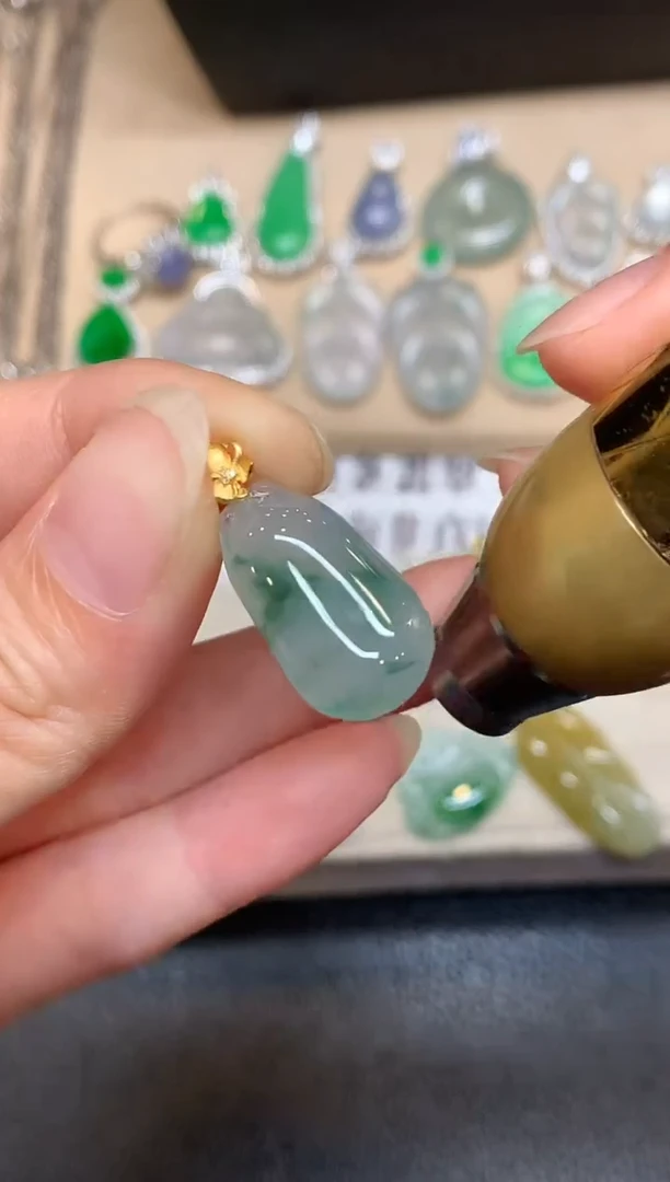 颈饰18K金镶嵌翡翠福瓜【无服务费