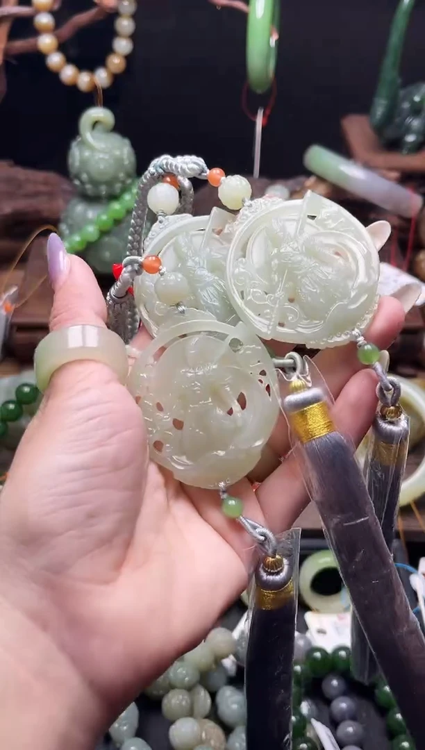 和田玉未镶嵌车挂且末青白 大圣车挂多样性发一