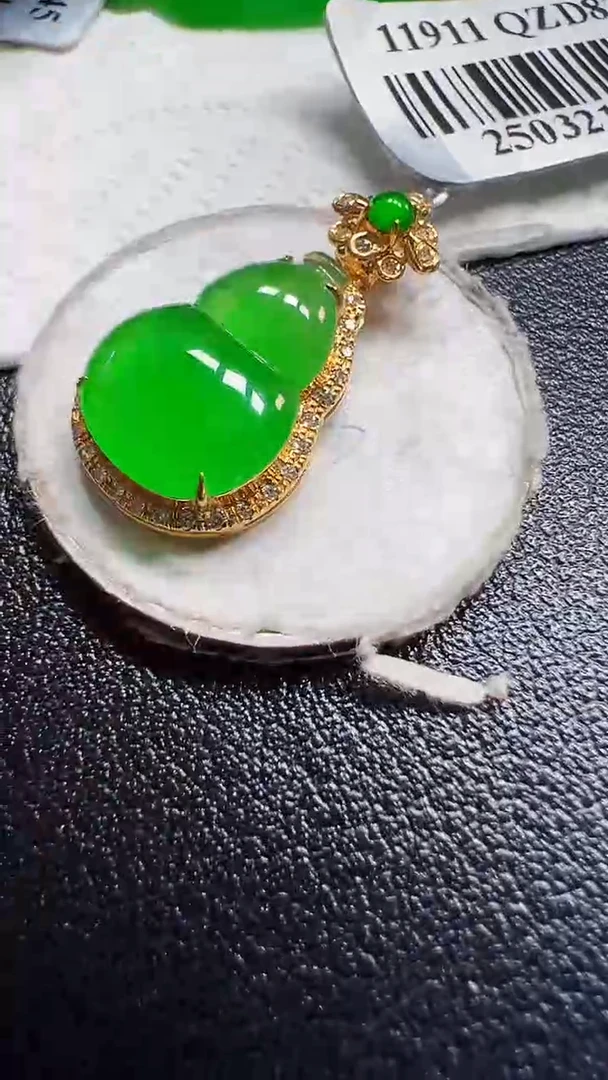 颈饰18K金镶嵌翡翠葫芦