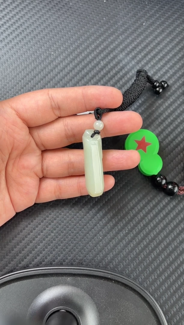 吊坠(赠链)未镶嵌和田玉且末微色差近矿吊坠