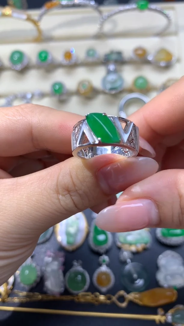 翡翠18K金镶嵌颈饰戒指