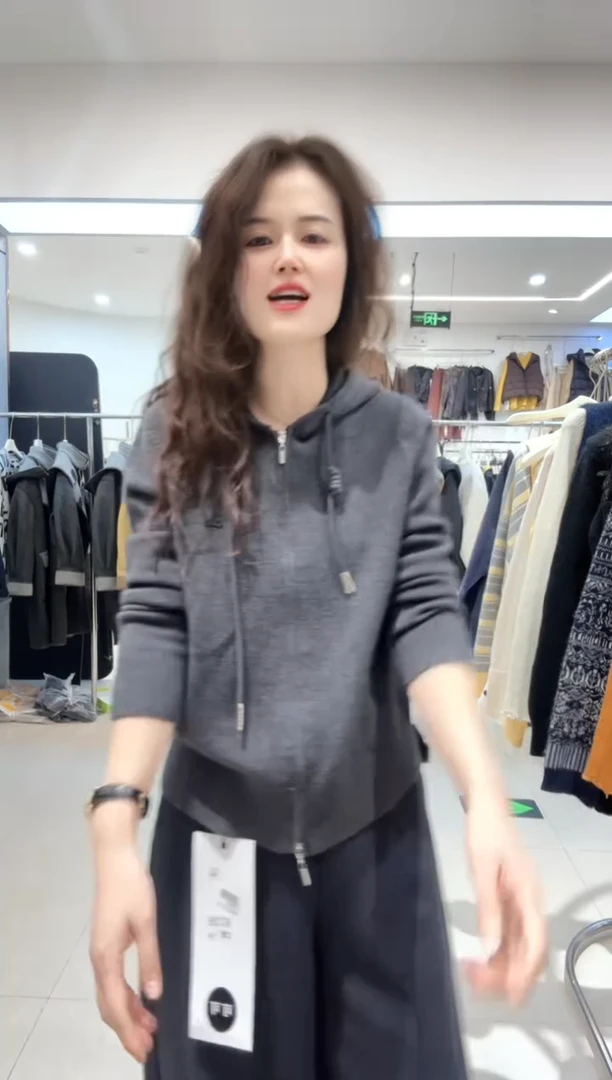 灰色百搭气质帽衫