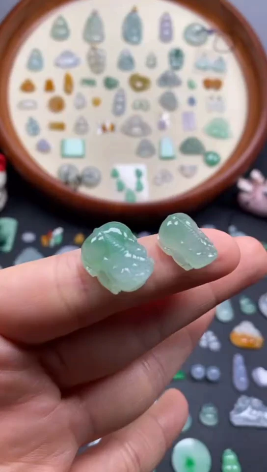 翡翠未镶嵌颈饰果緑貔貅1对/芬