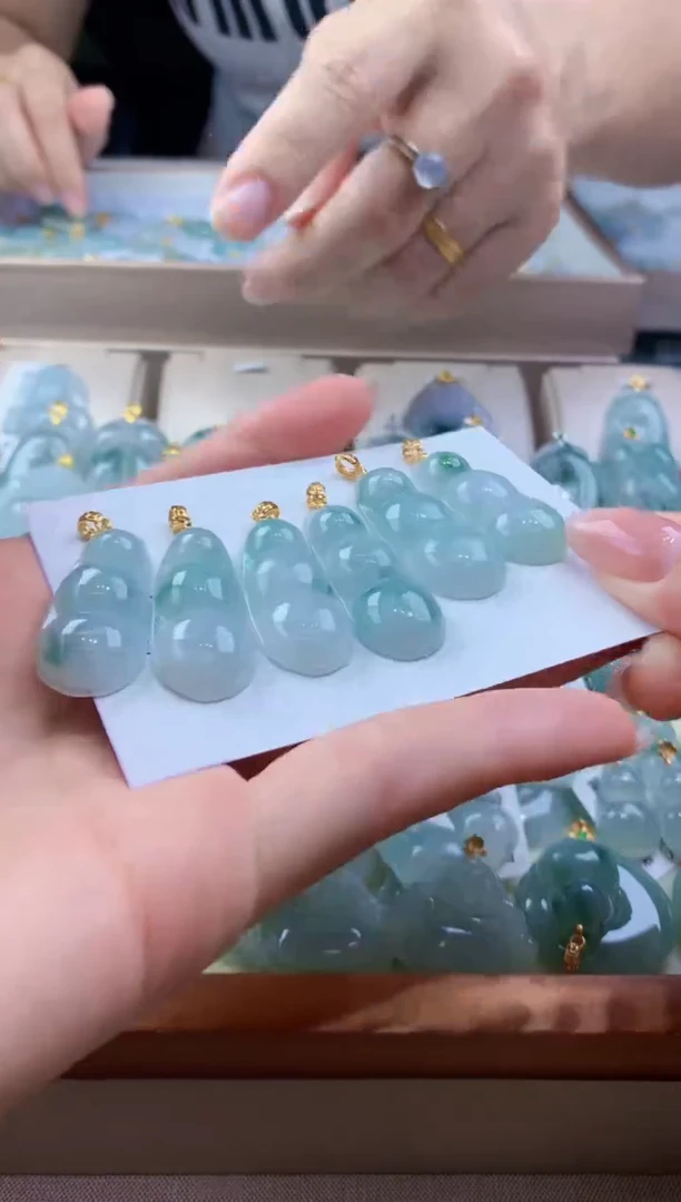 翡翠未镶嵌颈饰多样性发其一件