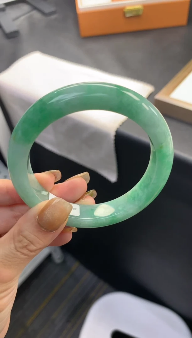 翡翠手镯未镶嵌 退货需挂牌完好