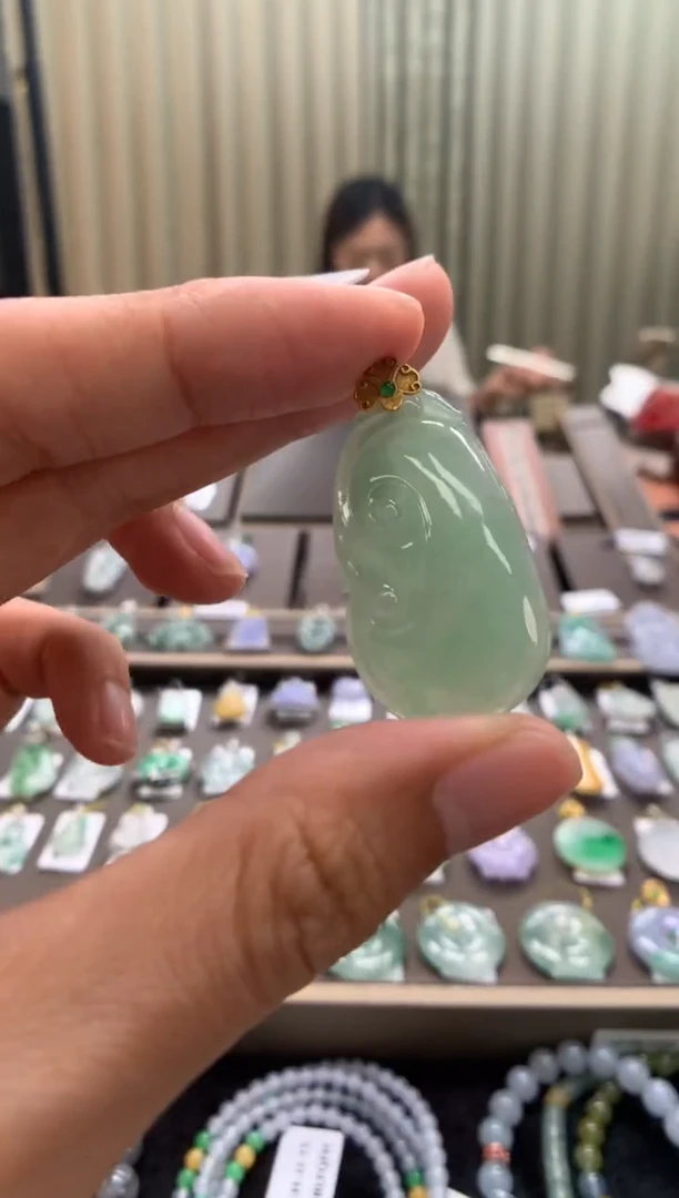 翡翠18K金镶嵌颈饰如意