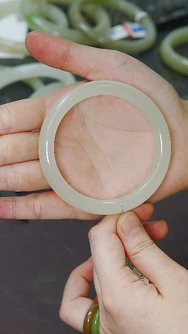 未镶嵌手镯和田玉58圈口正装高冰蜂蜜水