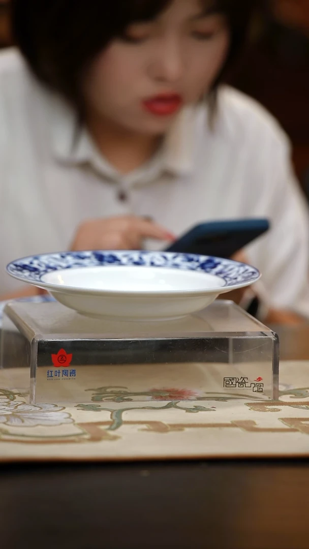 2个微瑕国韵牡丹8英寸金架盖碗