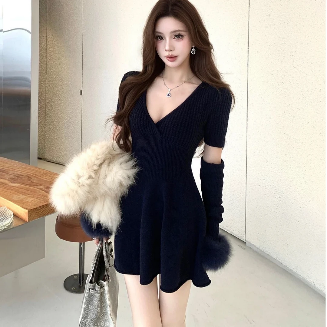 2026春新款v领芭蕾风超短裙针织气质性感辣妹法式修身a字连衣裙女