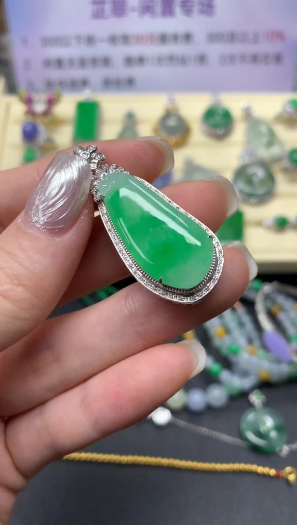【闪购商品】翡翠吊坠(不含链)18K金镶嵌吊坠|7100+700