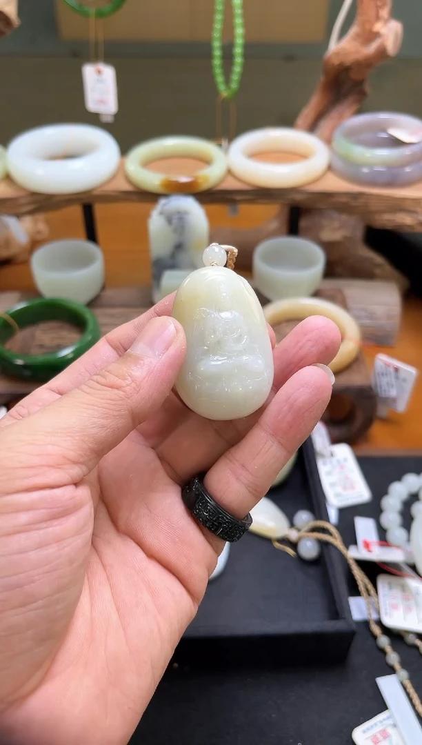 吊坠(不含链)未镶嵌和田玉且末迪克兰带糖 观音随形