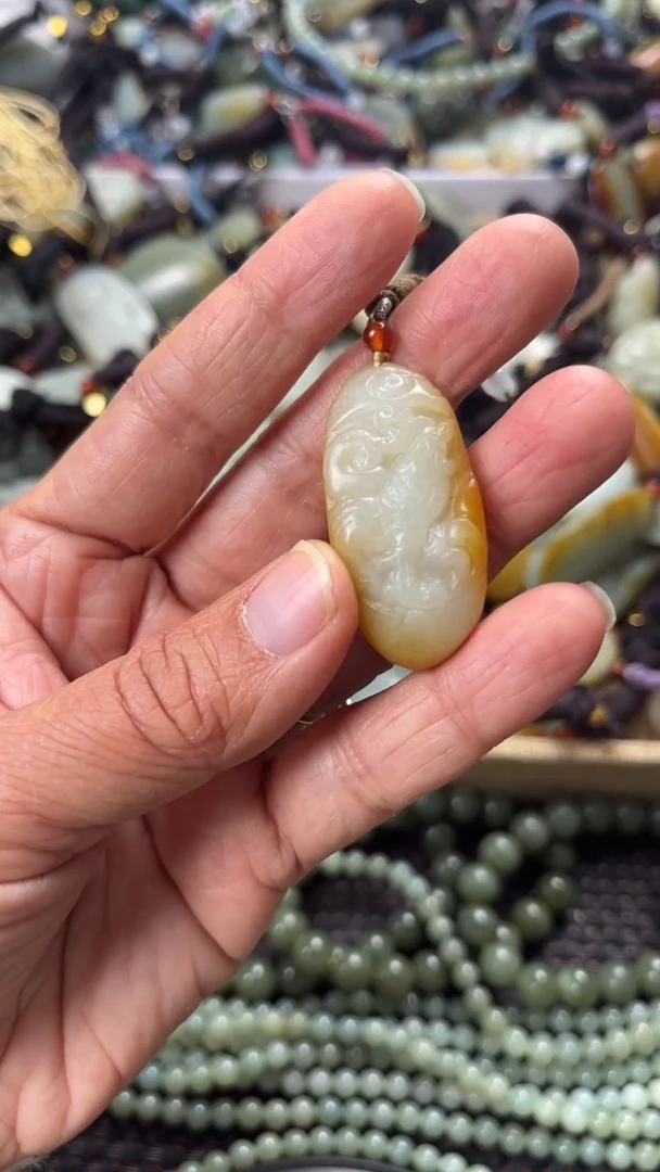 【闪购商品】和田玉颈饰未镶嵌多样性发货没有证书，拍一发一.有瑕