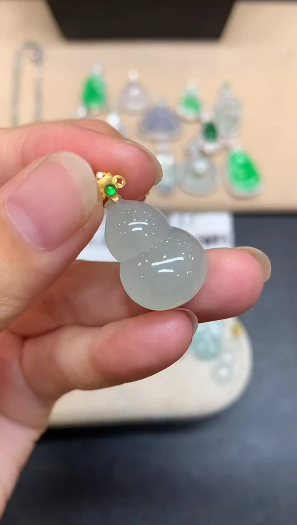 颈饰18K金镶嵌翡翠葫芦【无服务费