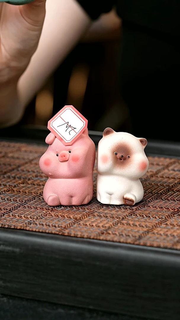 茶壶紫砂执*耳猪猪茶宠 一物见春