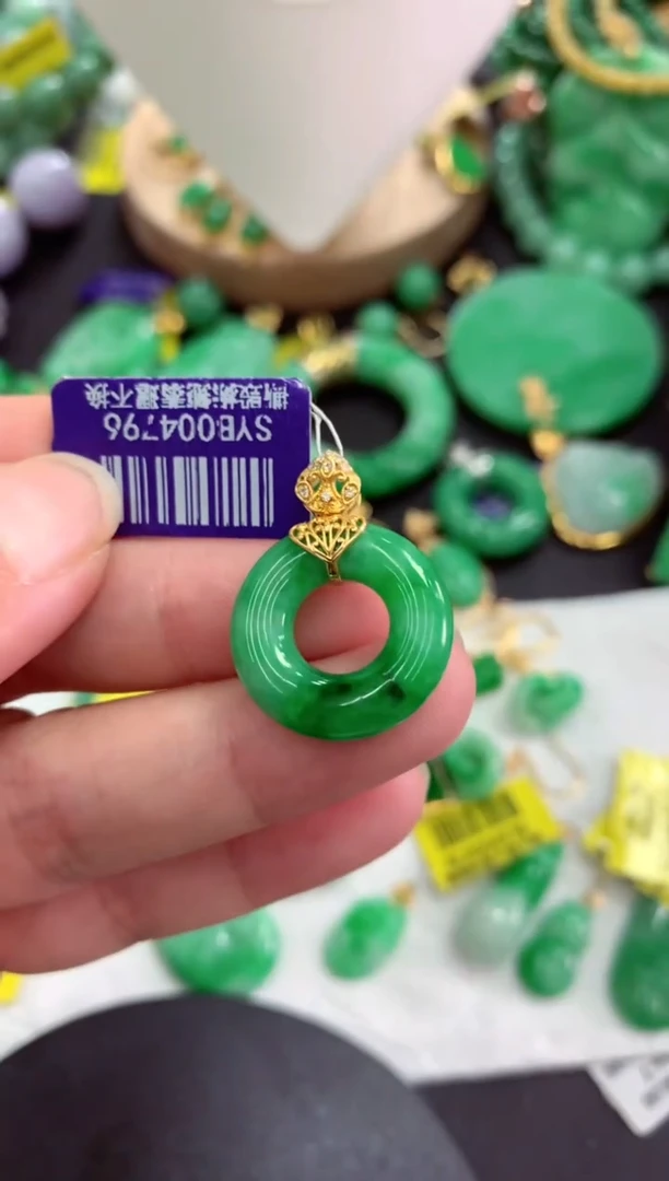 颈饰18K金镶嵌翡翠挂件