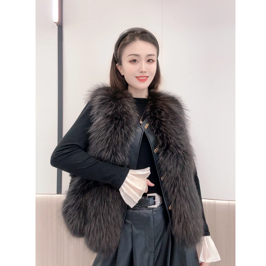 米莲娜2025年新款银貉毛气质网红时尚马甲秋冬短款坎肩大毛领