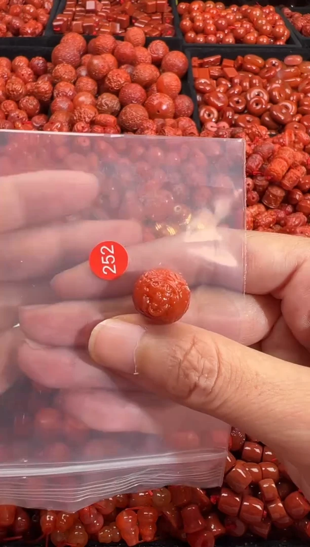 南红玛瑙未镶嵌颈饰1