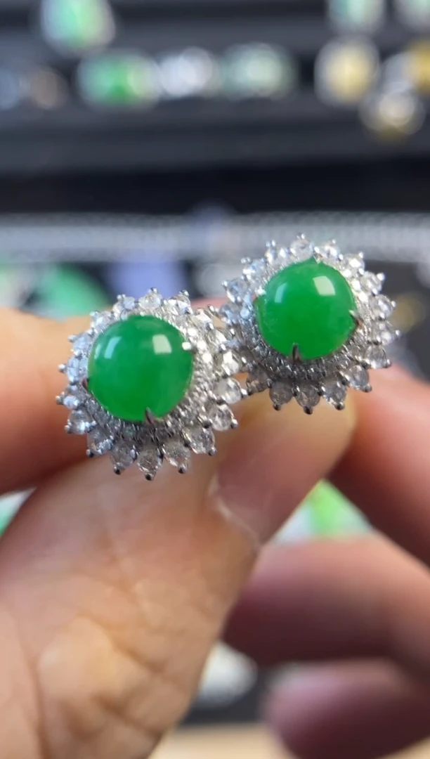 18K金镶嵌翡翠耳饰缅甸翡翠钻石镶嵌蛋面一对