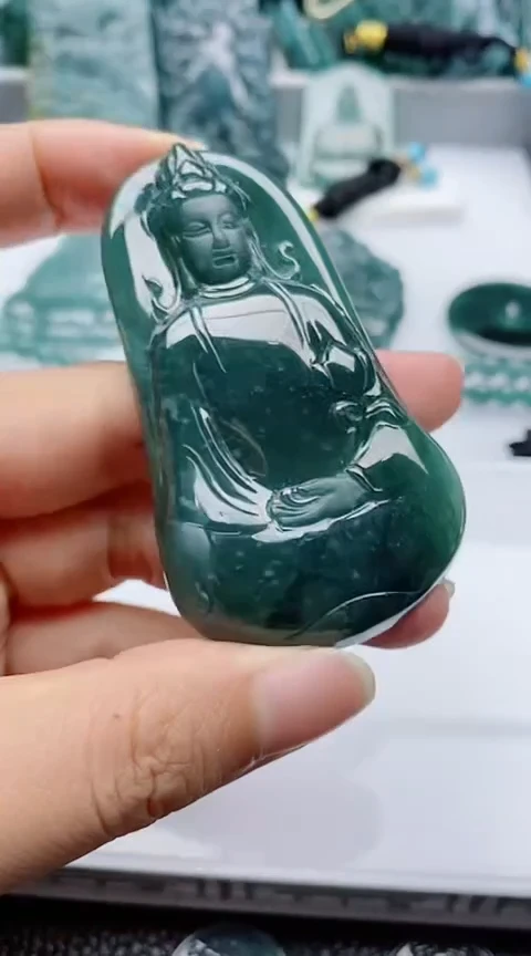 颈饰未镶嵌翡翠