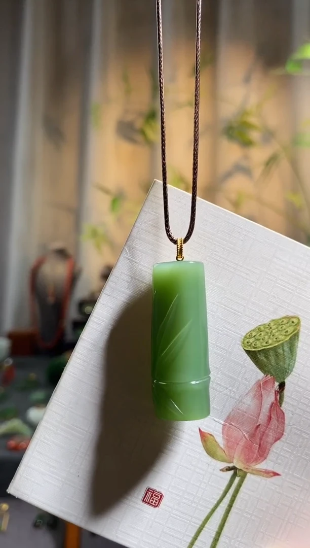 颈饰18K金镶嵌和田玉，碧玉浅粉绿，竹节