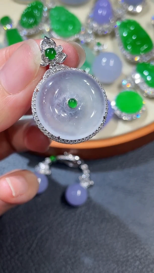 18K金镶嵌定制翡翠平安扣