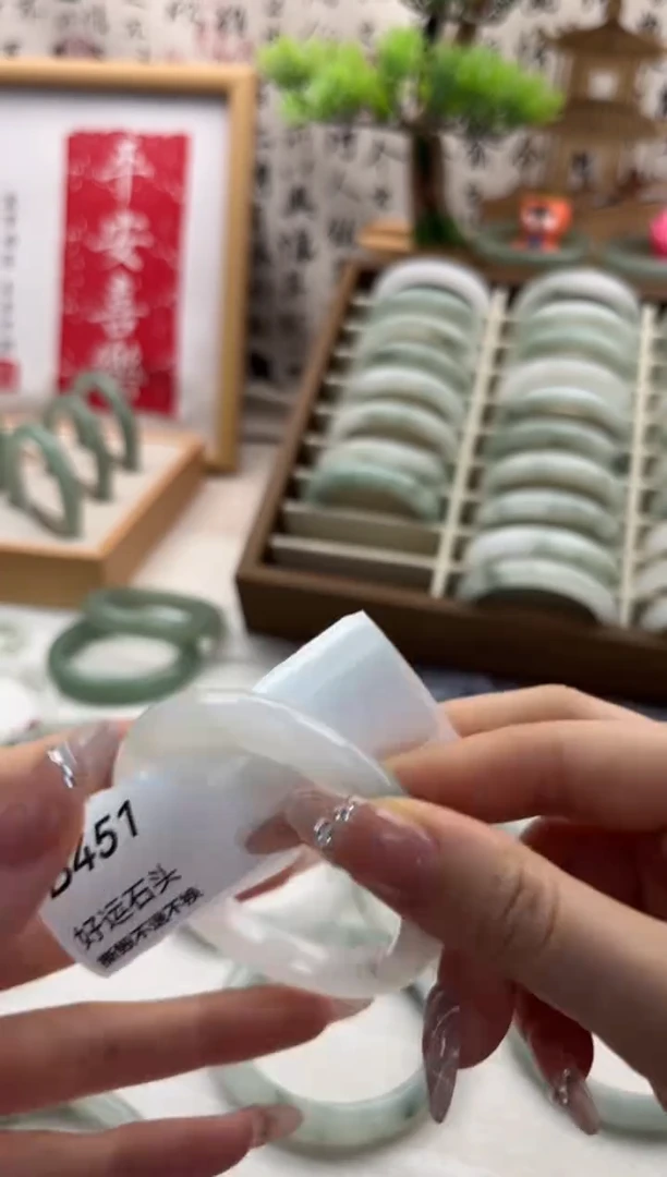未镶嵌手镯石英质玉微瑕451