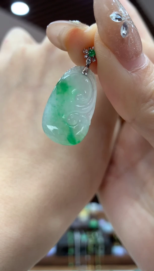 【闪购商品】翡翠吊坠(不含链)18K金镶嵌如意