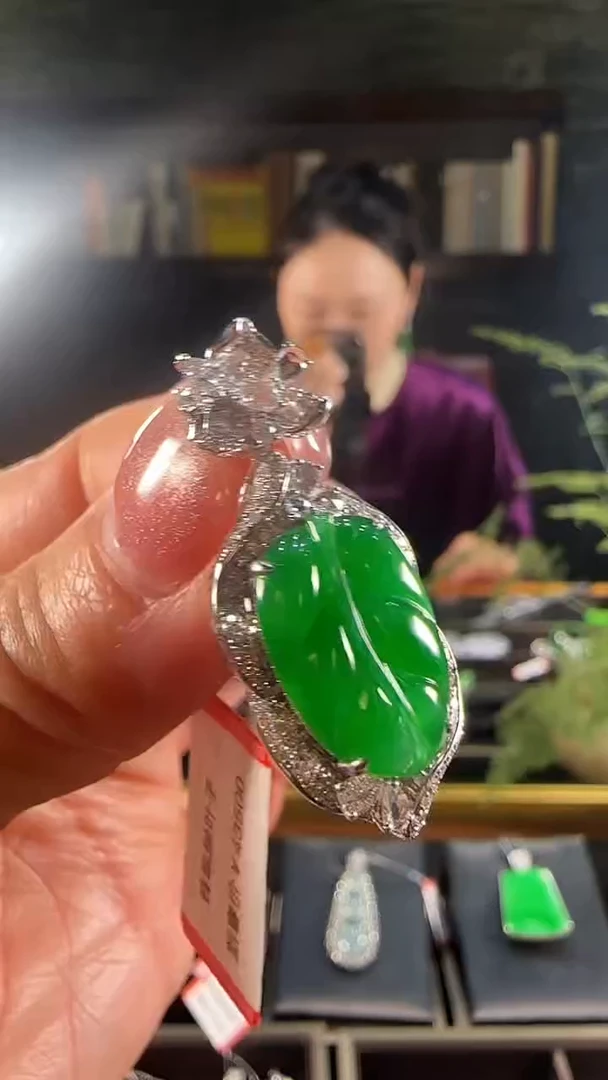 【闪购商品】翡翠吊坠(不含链)18K金镶嵌天然缅甸翡翠满绿叶子吊坠
