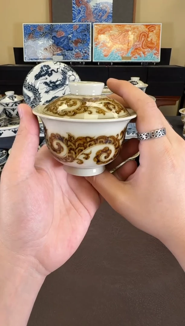 釉里金卷草纹盖碗