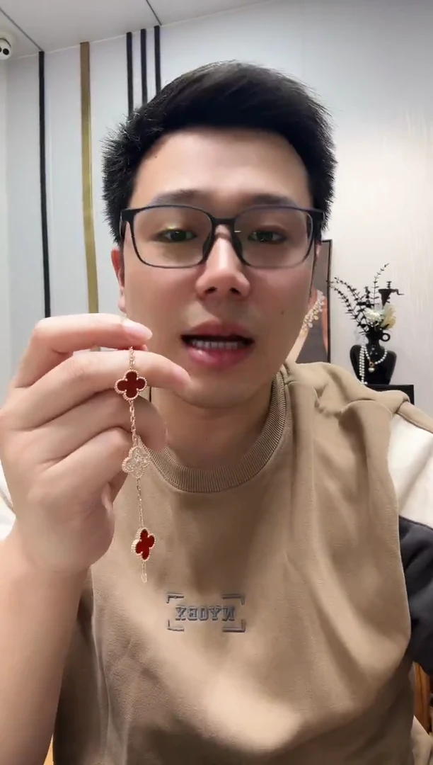 18K金镶嵌手链钻石东**北红花隔钻手链