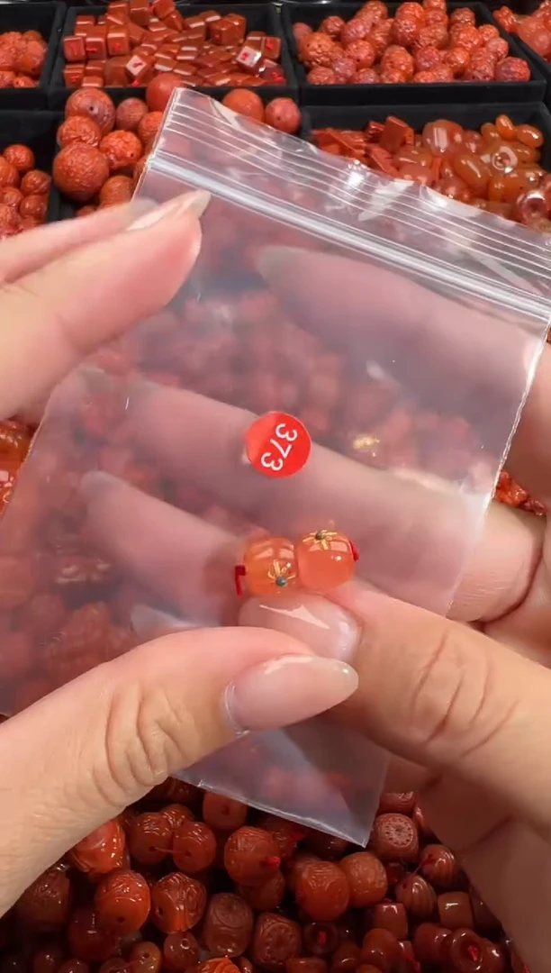南红玛瑙未镶嵌颈饰1