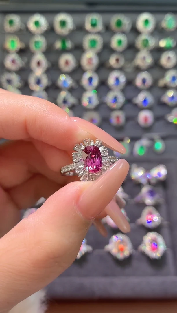 戒指彩色蓝宝石18K金镶嵌-2克拉*无烧