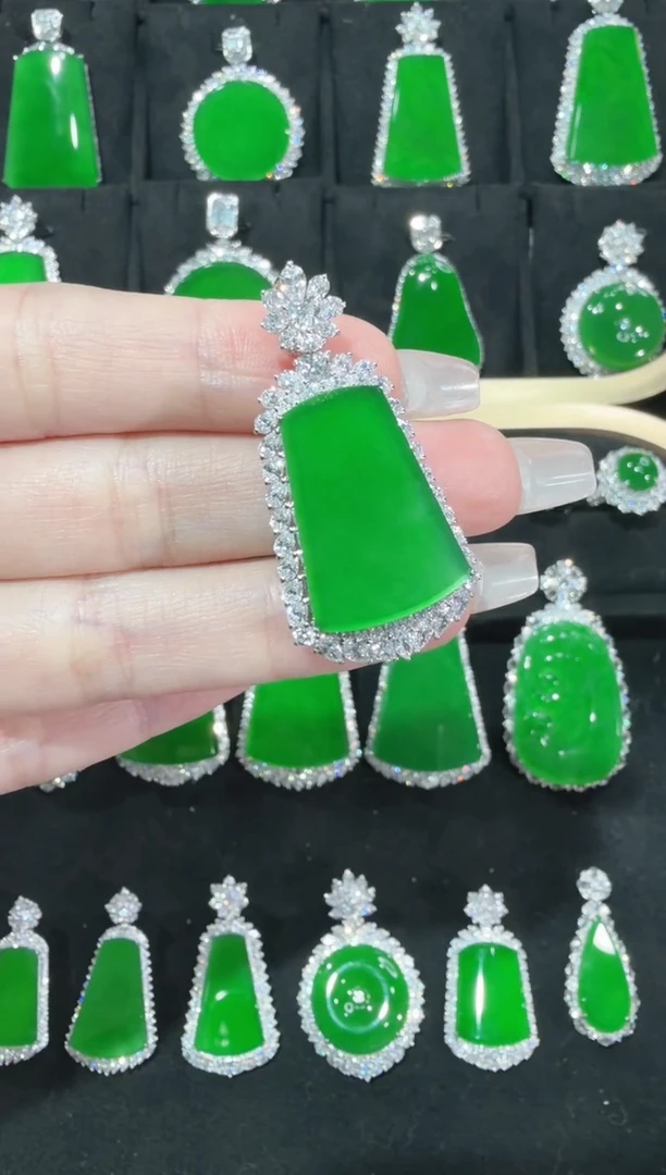 颈饰18K金镶嵌翡翠无事牌天然A货翡翠72h鉴赏期