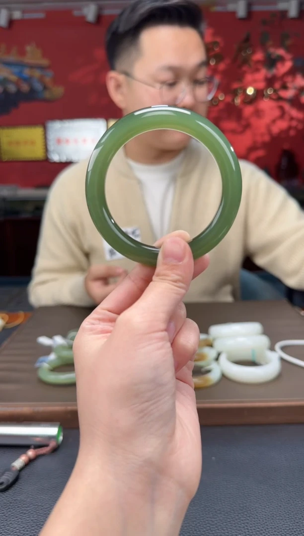 【闪购商品】和田玉.未镶嵌湖水绿正装镯50-59