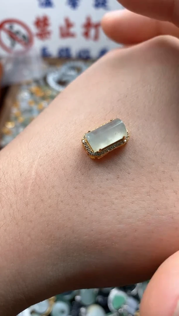 【闪购商品】翡翠颈饰未镶嵌哥哥