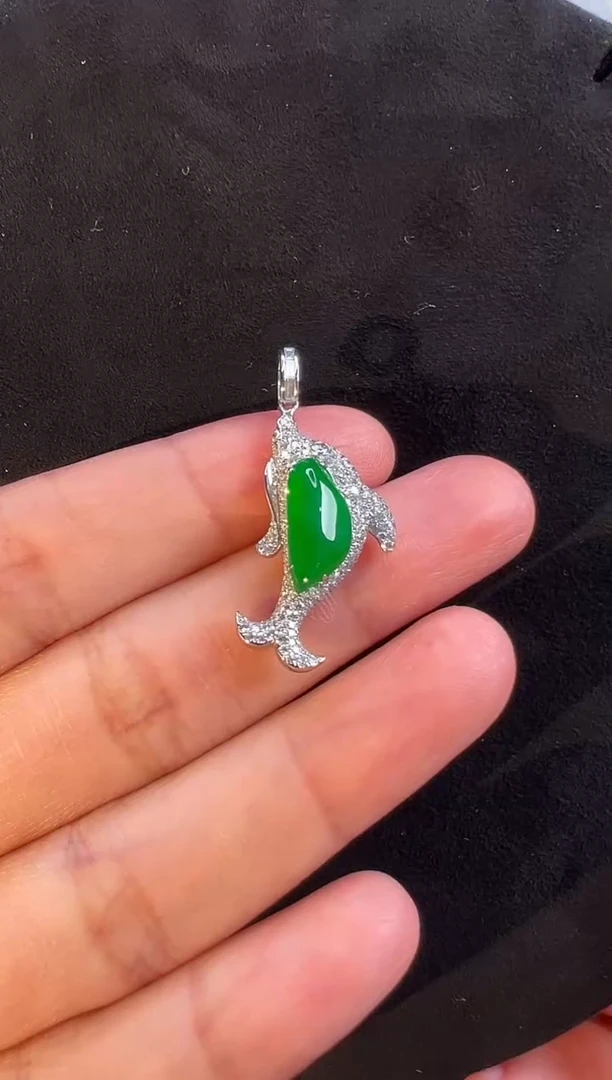 颈饰18K金镶嵌翡翠高冰辣阳绿海豚吊坠