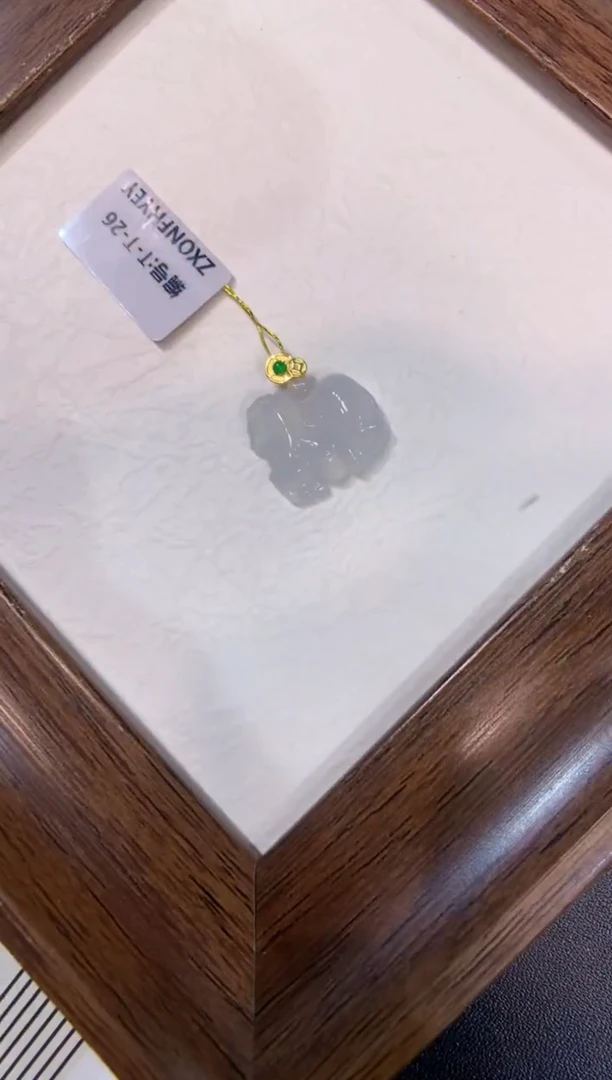 颈饰18K金镶嵌翡翠花件吊坠