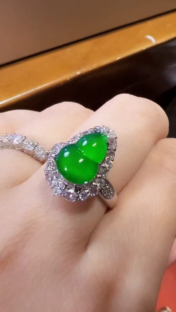 18K金镶嵌戒指翡翠葫芦