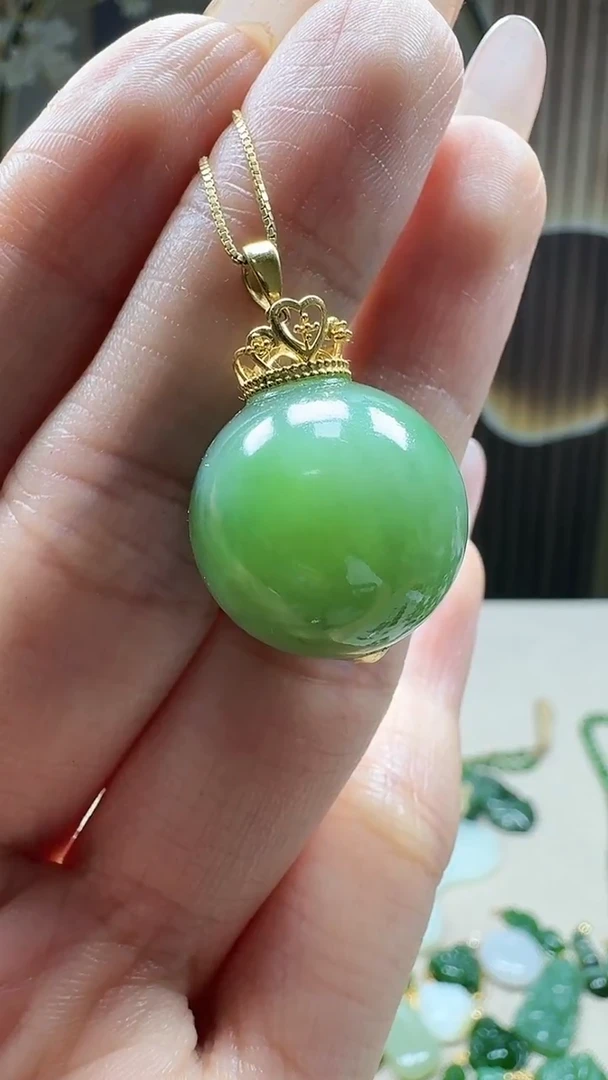 18K金镶嵌和田玉挂件1