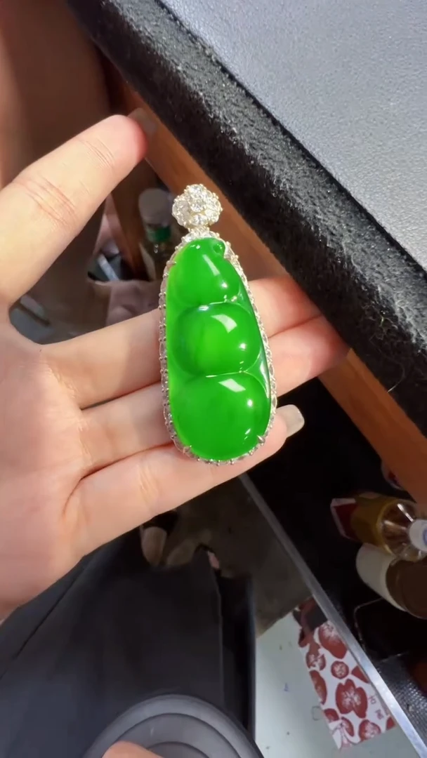 定制翡翠未镶嵌翡翠A货有轻微色差属于正常现象，豆子1